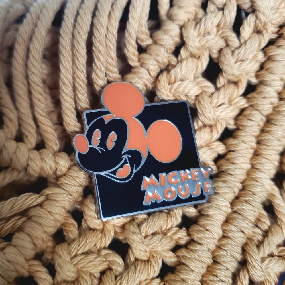 2012 Mickey Mouse expression pin - Chuckling